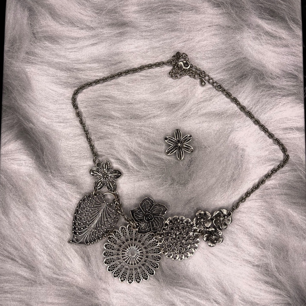 Elegant Silver Floral Necklace